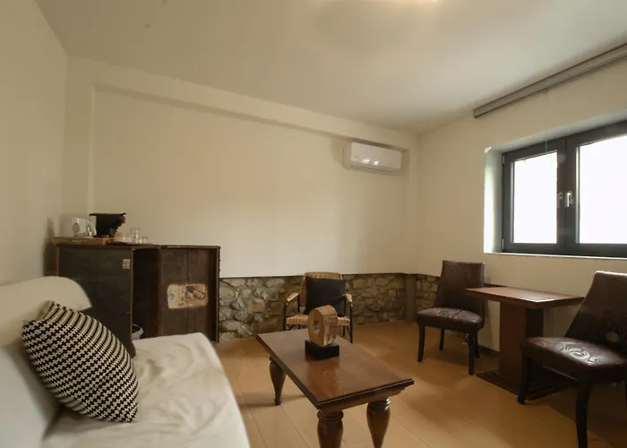 1951 Suites